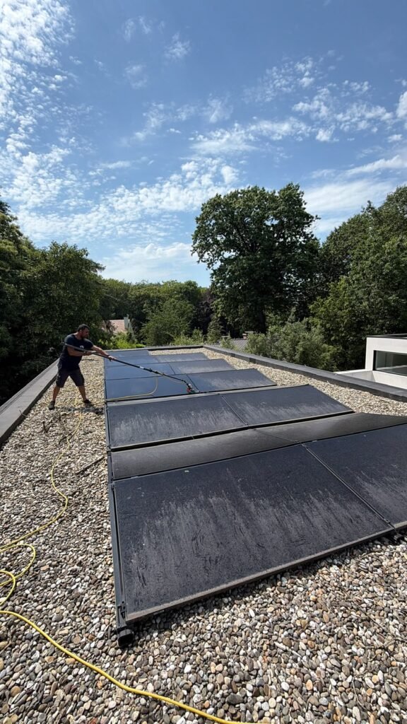 Nettoyage de panneaux photovoltaïques sur une toiture
