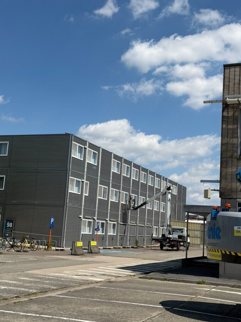 Nettoyage extérieur d'un bâtiment industriel et de son hangar