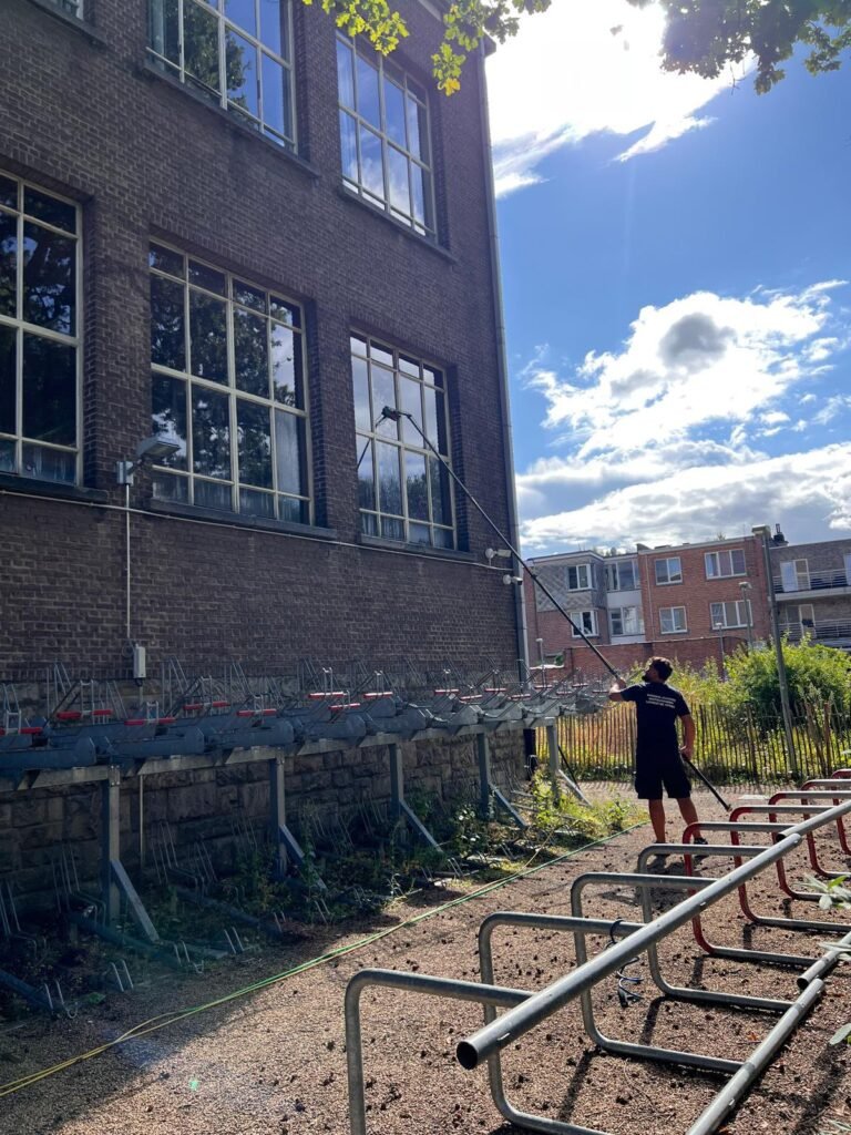 Remise en état d'un terrain et d'une façade après travaux