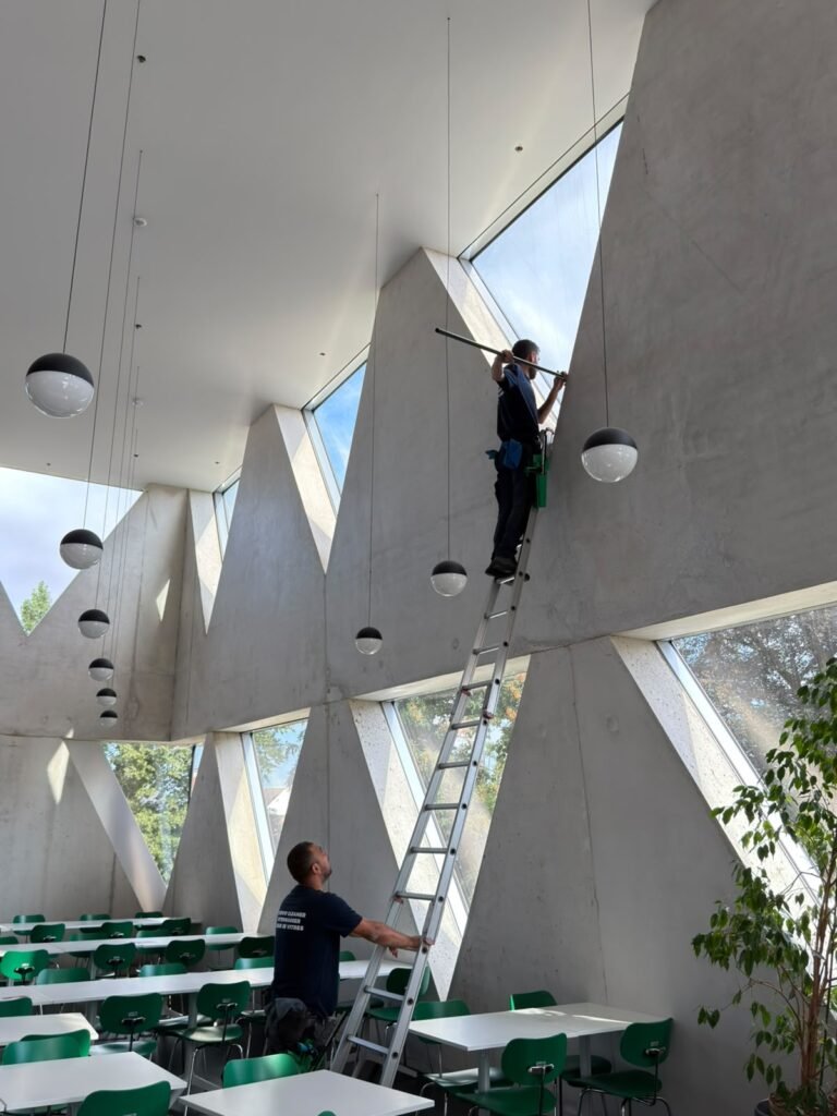 Nettoyage en hauteur d'un hall intérieur après chantier