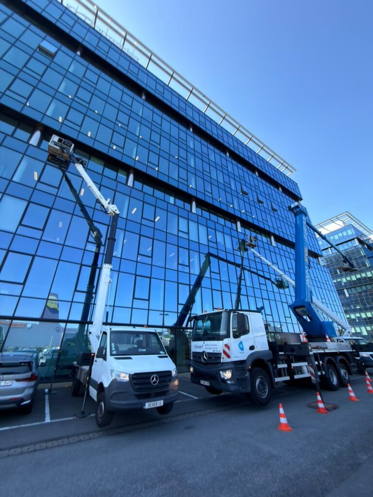Camion nacelle Cleaning Sever & Co devant une façade vitrée à nettoyer