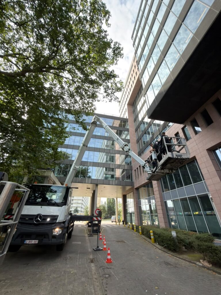 Nacelle en intervention sur la façade vitrée d'un immeuble de bureaux