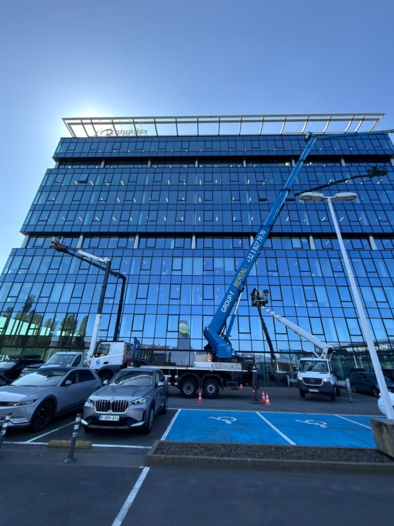 Lavage de vitres d'un immeuble de bureaux en hauteur