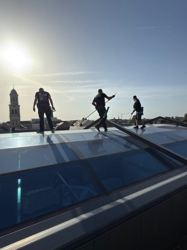 Nettoyage d'une toiture vitrée et de panneaux solaires par l'équipe