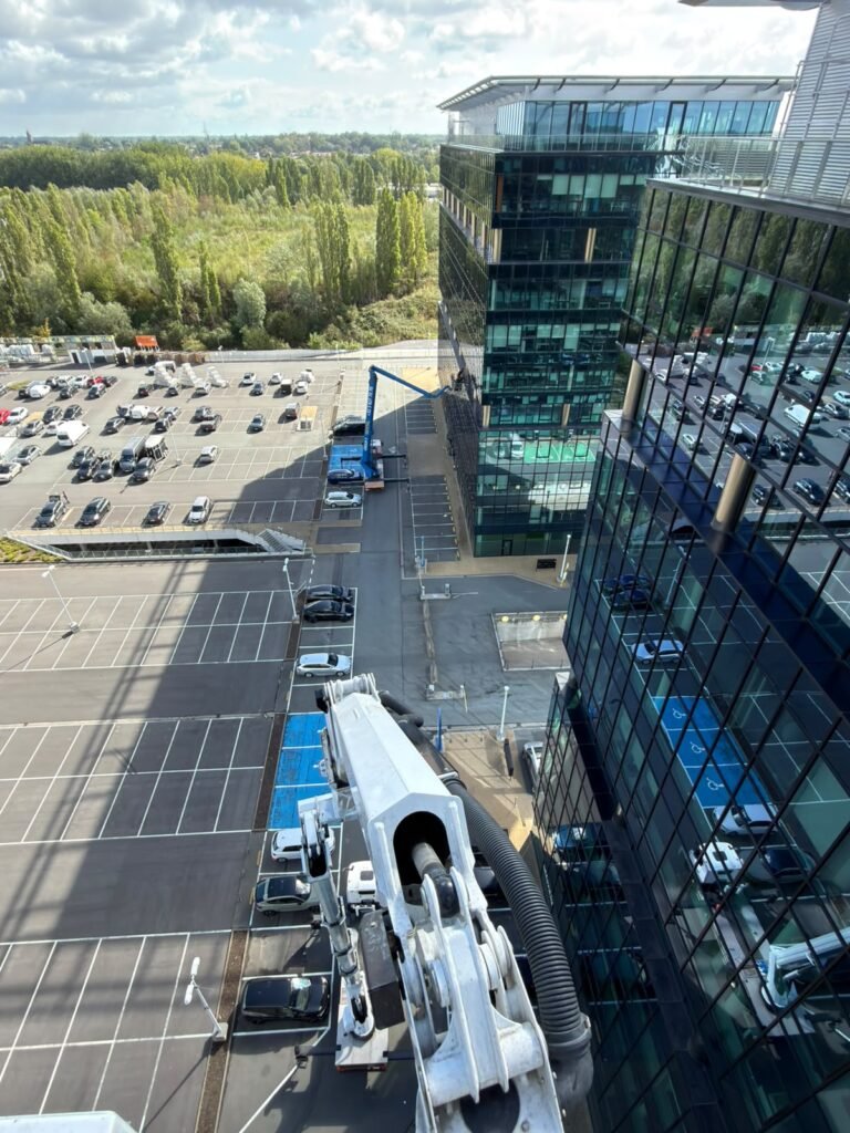 Vue en hauteur depuis la nacelle pendant le lavage des vitres d'un building
