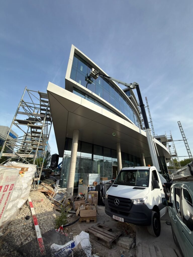 Intervention de nettoyage après chantier avec la camionnette de l'équipe